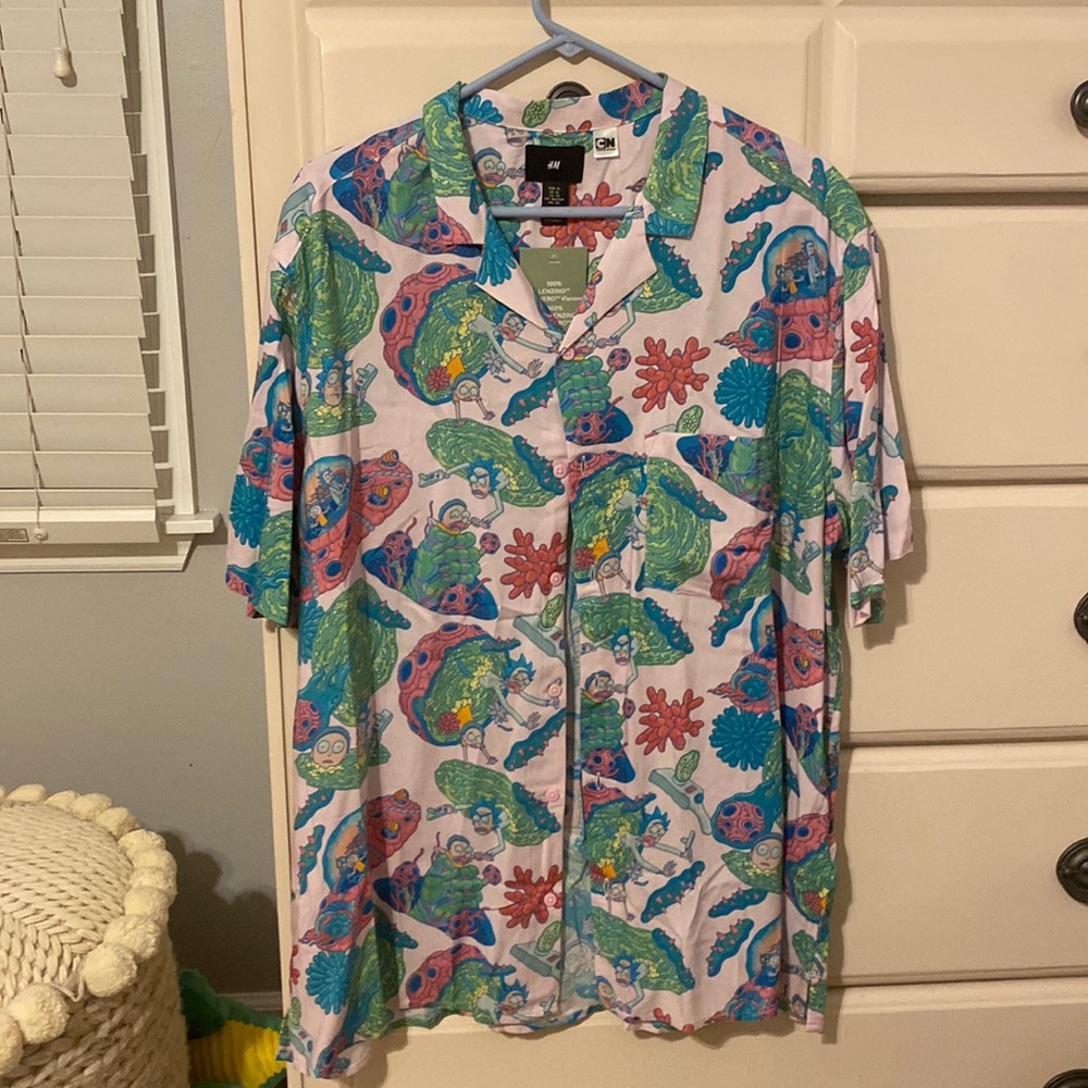 H&M Ricky Morty, collard shirt